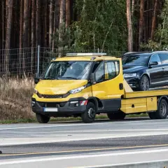 Ile kosztuje holowanie auta przez straż miejską? Sprawdź ceny w miastach
