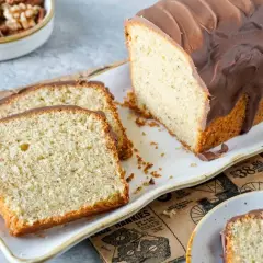 Saftiger Nusskuchen mit Schokoladenglasur, perfekt für ein gemütliches Kaffeetrinken. Dieses Nusskuchen Rezept ist ein Genuss!