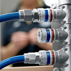 Conexiones rápidas de gas con rosca cónica, azules y plateadas, con detalles rojos y azules.
