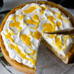 Apfelweintorte, wie sie Landfrauen backen: eine köstliche Torte mit viel Sahne und gelbem Guss.