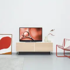 Minimalistyczny salon z telewizorem wyświetlającym obraz w technice HDR. Co to jest HDR? To wysoki zakres dynamiki, który sprawia, że obraz jest bardziej realistyczny.