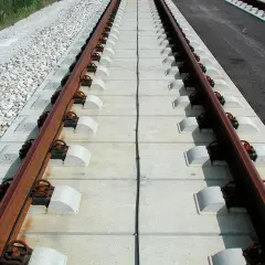 Nowe podkłady betonowe pod torami kolejowymi, gotowe na przyjęcie pociągów.
