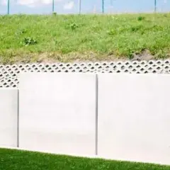 Nowoczesny mur oporowy z betonowych płyt i ażurowej podmurówki. Czy mur oporowy wymaga pozwolenia na budowę?