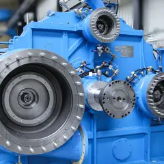 Compresor industrial azul, modelo BORSIG ZM, cumpliendo la norma API 617. Múltiples bridas y conexiones visibles.