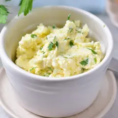 Pyszna pasta jajeczna z twarogiem i natką pietruszki, idealna na kanapki.