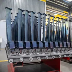 Rząd metalowych łopatek, gotowych do montażu w turbinie. Każda sztanga turbiny jest precyzyjnie wykonana.