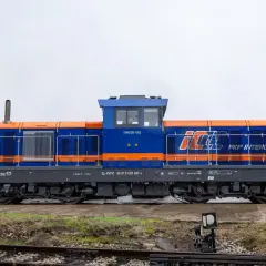 Niebiesko-pomarańczowa lokomotywa SM42 PKP Intercity SU4220-002 stoi na torach.