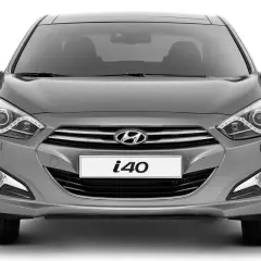 Szary Hyundai i40 1.7 CRDi z przodu, z wyraźnym logo i nazwą modelu.