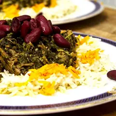 En tallrik med ghorme sabzi, en mustig persisk örtgryta med bönor och ris.