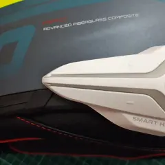 Casco de moto con intercomunicador HJC, ideal para una comunicación legal y segura en carretera.