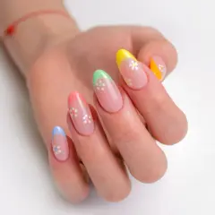 Kolorowy french manicure z uroczymi kwiatkami na paznokciach.
