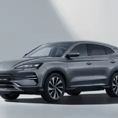 Szary BYD Seal U DM-i, SUV z nowoczesnym designem. Sprawdź jego atrakcyjną cenę i możliwości.