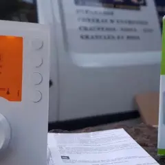 Jak wymienić baterie w Tybox 117 - uniknij problemów z działaniem