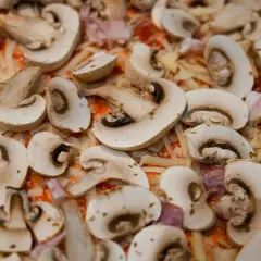 Plasterki pieczarek na pizzy. Czy pieczarki można mrozić? Tak, po rozmrożeniu nadają się do pizzy.