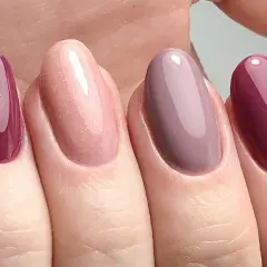 Manicure russa: unghie perfette con smalto bordeaux, rosa glitterato e tortora.