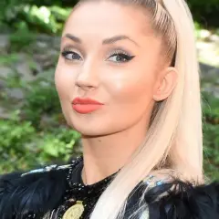 Uśmiechnięta Cleo, choć trudno zgadnąć, ile Cleo ma lat, prezentuje się zjawiskowo w czarnej, pióropuszowej kreacji.