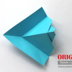 Niebieski statek z papieru złożony techniką origami na białym tle.