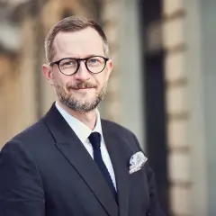 Elegancki mężczyzna w okularach, idealny do zdjęć profilowych.