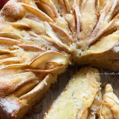 Torta di mele dorata, decorata con fettine di mela e spolverata di zucchero a velo. Una deliziosa torta senza zucchero, perfetta per ogni occasione.