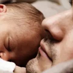 Jak kangurować dziecko i wspierać jego rozwój emocjonalny i zdrowie