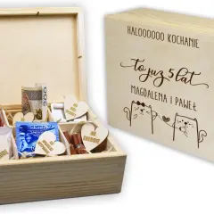 Drewniana skrzynka z zawartością na rocznicę ślubu: mini alkohole, prezerwatywy, pieniądze, leki. Na wieczku kotki i napis "To już 5 lat".