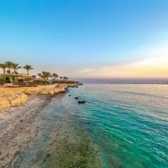 Piękna plaża w Marsa Alam. Uważaj na ostre skały i rafy przy brzegu, by cieszyć się kąpielą.