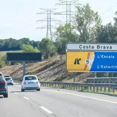Panneau indiquant "Costa Brava" et les directions pour L'Escala et L'Estartit sur des autoroutes en Espagne.