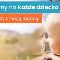 Bon turystyczny na każde dziecko. Wkrótce w podróży z Twoją rodziną! Mały chłopiec patrzy przez okno, marząc o wakacjach.
