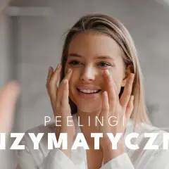 Uśmiechnięta kobieta delikatnie masuje skórę twarzy, przygotowując ją na działanie peelingu enzymatycznego.
