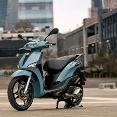 Scooter Piaggio Liberty 125 en tono azul claro, ideal para la ciudad. Su peso es perfecto para maniobrar con agilidad.