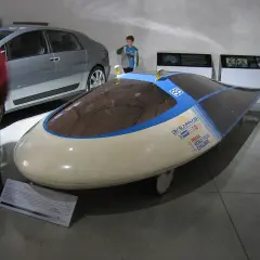 Futurystyczny samochód z panelami słonecznymi, który brał udział w wyzwaniu World Solar Challenge.