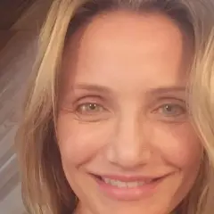 Uśmiechnięta Cameron Diaz, która niedawno została mamą, patrzy w obiektyw.