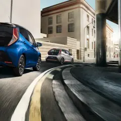 Dwa samochody Toyota Aygo jadące ulicą. Zastanawiasz się, ile pali Toyota Aygo?