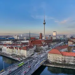 Widok na Berlin z Fernsehturm i Katedrą Berlińską. Mnóstwo miejsc, które warto zobaczyć w Berlinie, w tym rzeka Szprewa z łodziami.