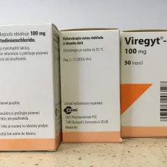 Trzy opakowania leku Viregyt-K 100 mg, po 50 kapsułek każde. Informacje o dawkowaniu i przechowywaniu.