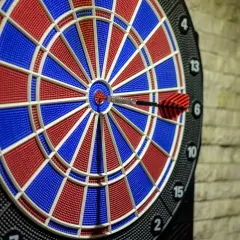 Rzut w tarczę. Strzałka idealnie trafia w środek, co ułatwia dart liczenie punktów.