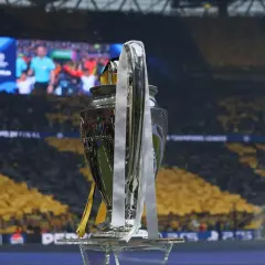 Trofeum Ligi Mistrzów na tle trybun. Kto wygrał ligę mistrzów? To pytanie zadają sobie kibice, patrząc na ten symbol zwycięstwa.