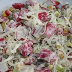 Pyszna sałatka z surimi, groszkiem, kukurydzą i porem, polana kremowym sosem. Idealna na każdą okazję!