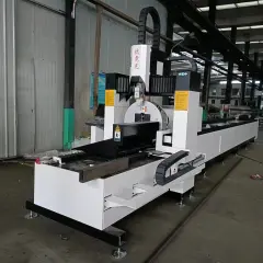 Nowoczesna maszyna CNC, która precyzyjnie tnie linki i inne materiały. Gotowa do pracy w hali produkcyjnej.