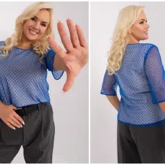 Uśmiechnięta kobieta w niebieskiej, ażurowej bluzce damskiej plus size w kropki, z rękami w geście "stop".