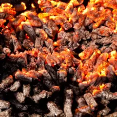 Żarzące się resztki peletu, które mogą być używane do ogrzewania w Krakowie.