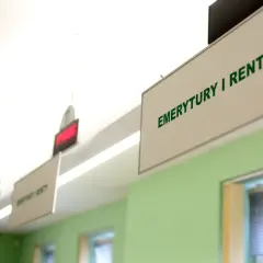 Tablice "Emerytury i renty" wiszą pod sufitem. Dowiedz się, jak obliczyć emeryturę netto z brutto.