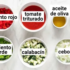 Ingredientes para hacer pisto: pimiento rojo, pimiento verde, calabacín, tomate triturado, cebolla, ajo, aceite de oliva y sal.