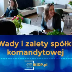 Kobiety dyskutują przy stole, nad nimi napis "Wady i zalety spółki komandytowej".