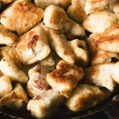 Smażone leniwe pierogi Ani, rumiane i apetyczne, kuszą swoim wyglądem.
