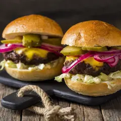 Soczyste burgery: Jak przyprawić mięso? Uniknij 5 błędów!