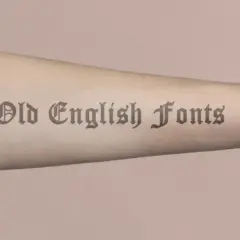 Ein Arm mit einem Tattoo-Schriftzug in Old English Fonts.