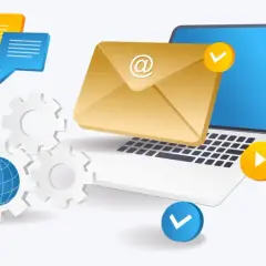 Grafika przedstawia laptop, kopertę z @, trybiki z globusem, dymki czatu i ikony. To symbolizuje komunikację online i jak działa domena.