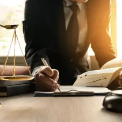Ile zarabia adwokat w Polsce? Mediana, widełki i realia rynku