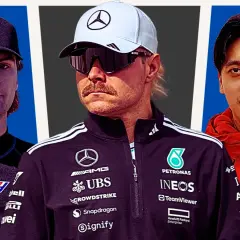 Trzech kierowców formuły 1: z lewej kierowca w czarnej bluzie z żółtym symbolem, w środku kierowca Mercedesa w białej czapce i okularach, z prawej kierowca Ferrari w czerwonej kurtce.